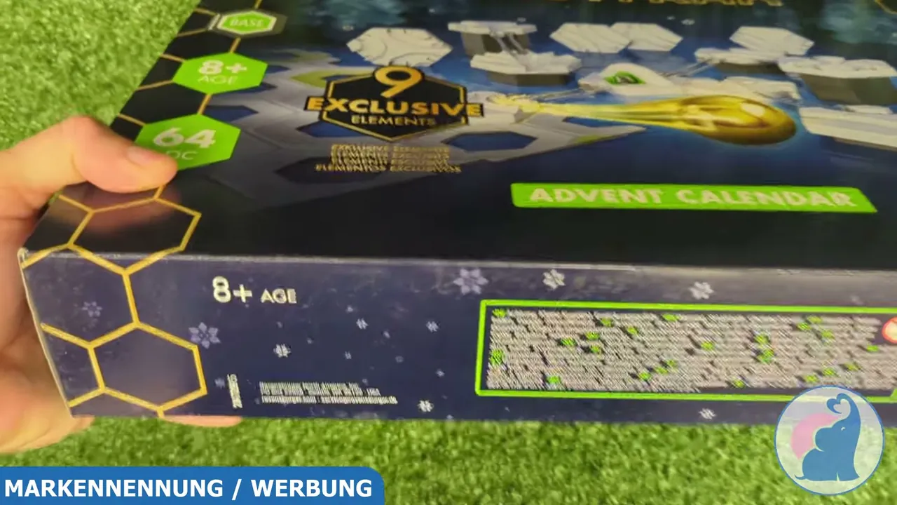 Ravensburger empfiehlt den Kugelbahn-Adventskalender für Kinder ab einem Alter von 8 Jahren.