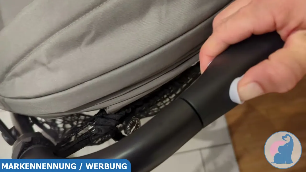 Meiner Meinung nach ist der Einhand-Klappmechanismus am Schiebegriff im Alltag eine enorme Erleichterung.