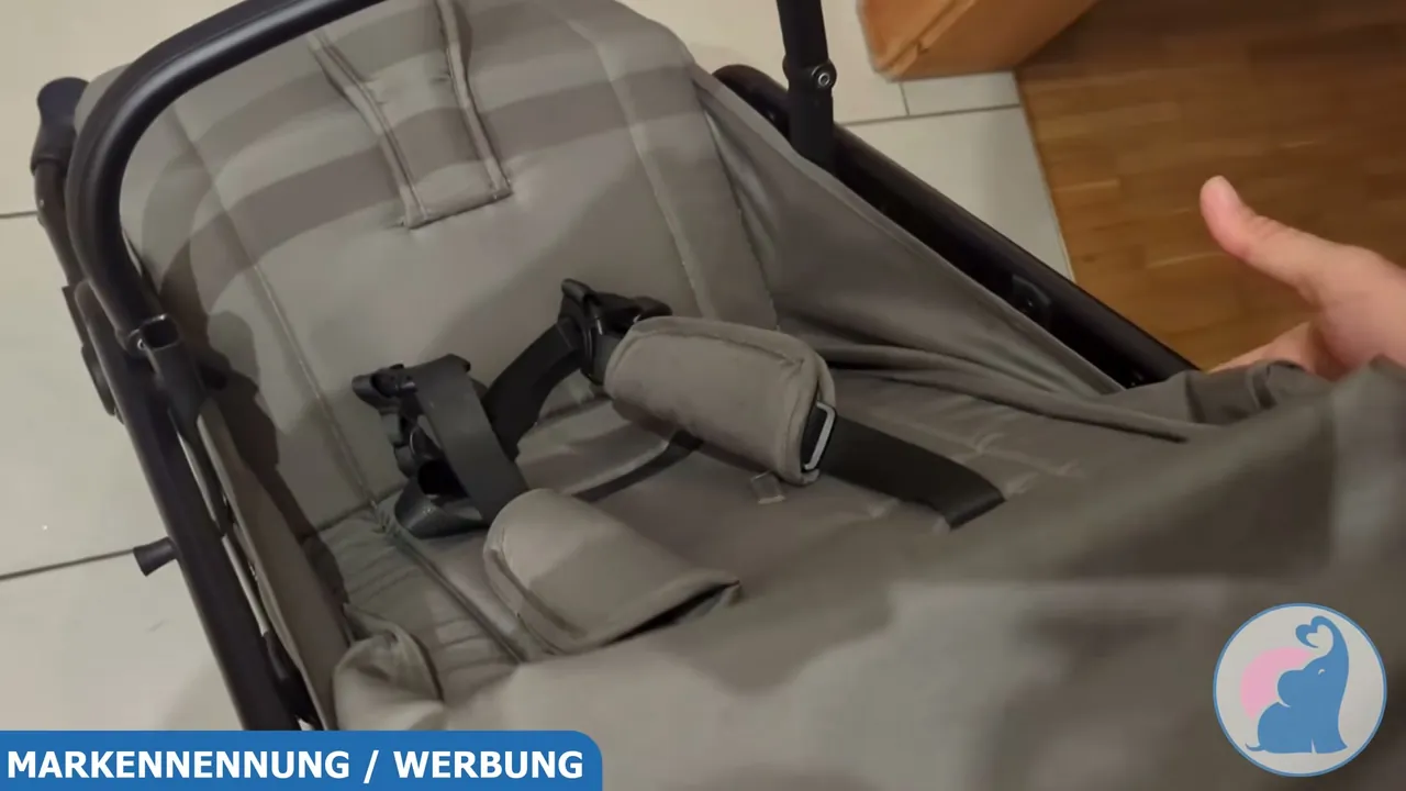 Ich finde die stufenlos verstellbare Liegeposition genial, damit der Nachwuchs unterwegs entspannt schlafen kann.