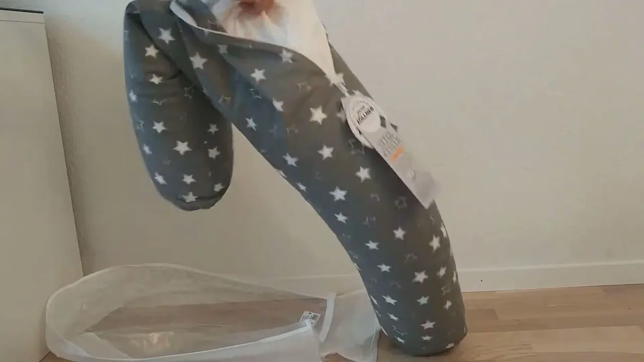Der Bezug lässt sich per Reißverschluss einfach abnehmen und bei Bedarf in der Waschmaschine waschen.