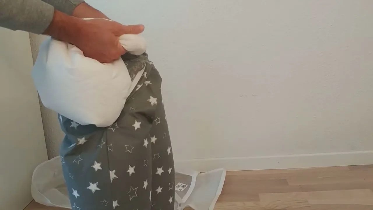 Im Inneren befindet sich das separate Kissen, das mit geräuscharmen Mikroperlen gefüllt ist.
