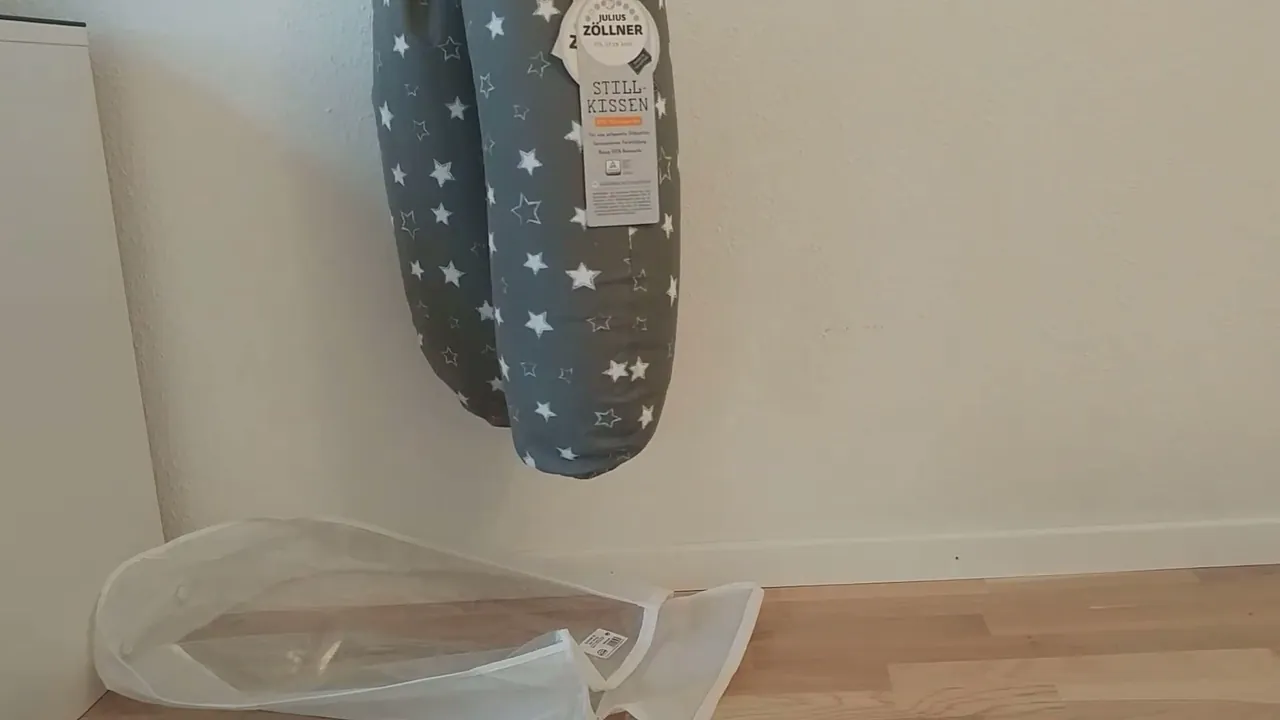 Mit einer Länge von 180 cm ist das Stillkissen im Sternen-Design für eine ergonomische Haltung leicht gebogen.