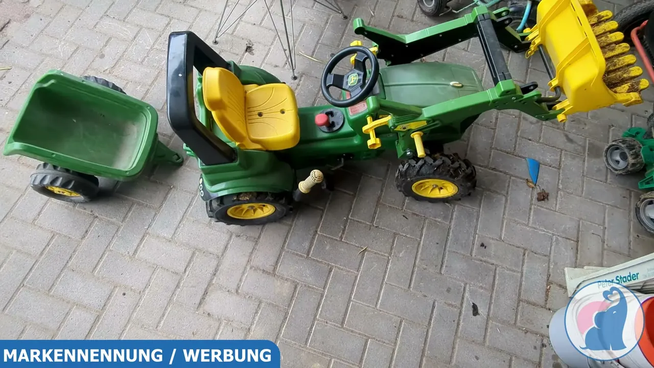 Am John Deere Trettraktor sieht der Anhänger aus meiner Sicht optisch perfekt aus