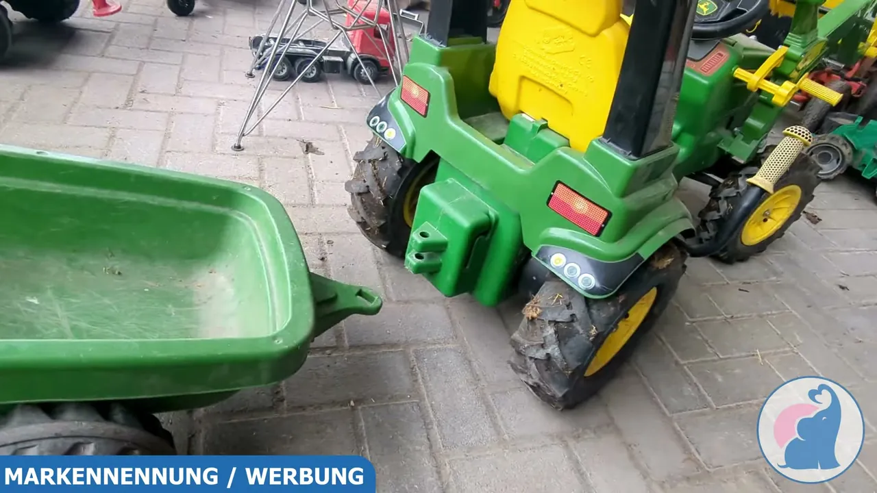In meinem Test wurde er einfach mit dem Kupplungsbolzen hinten am Traktor festgemacht