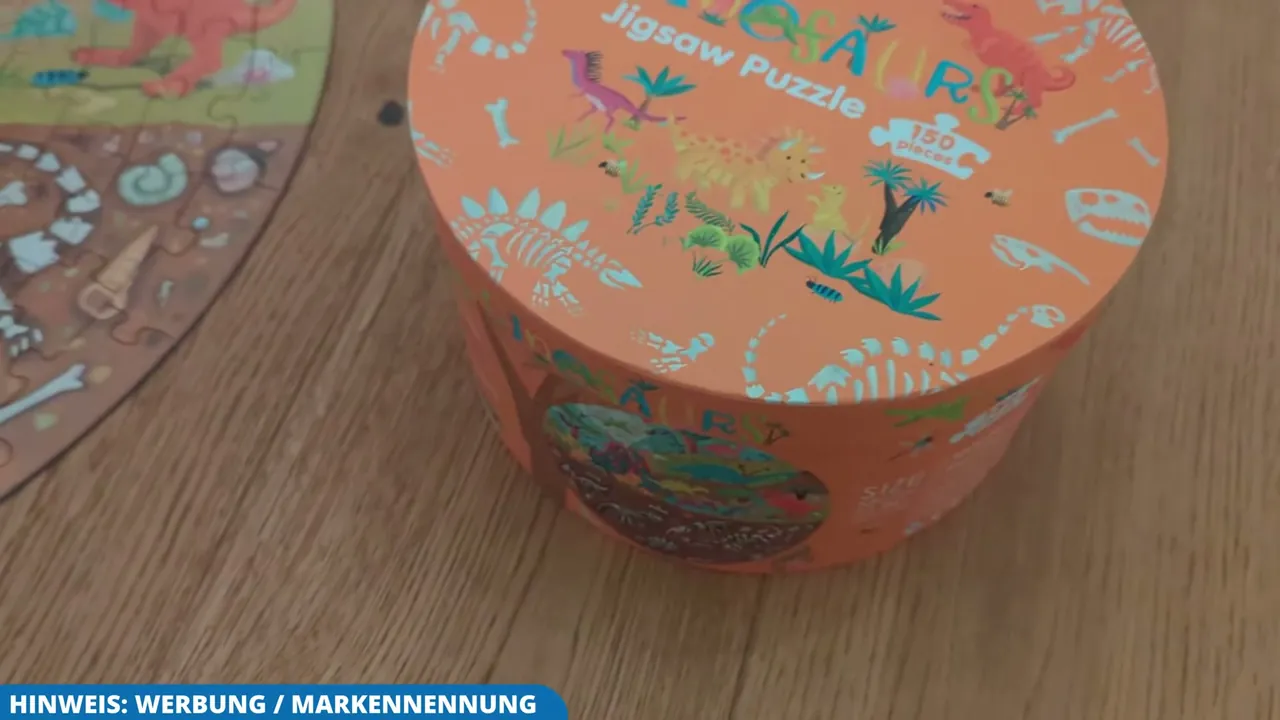 Die stabile runde Kartonbox dient zur praktischen Aufbewahrung und zeigt das Dinosauriermotiv auf dem Deckel.