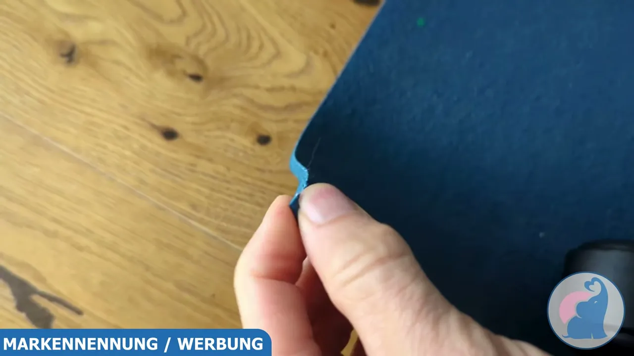 In meinem Test zeigte sich: Die Matte ist dünn, formstabil und liegt flach auf dem Boden