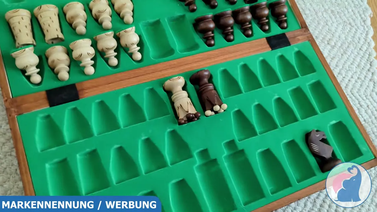 Mir gefällt, dass alle Figuren im Inneren in filzgefütterten Fächern Platz finden
