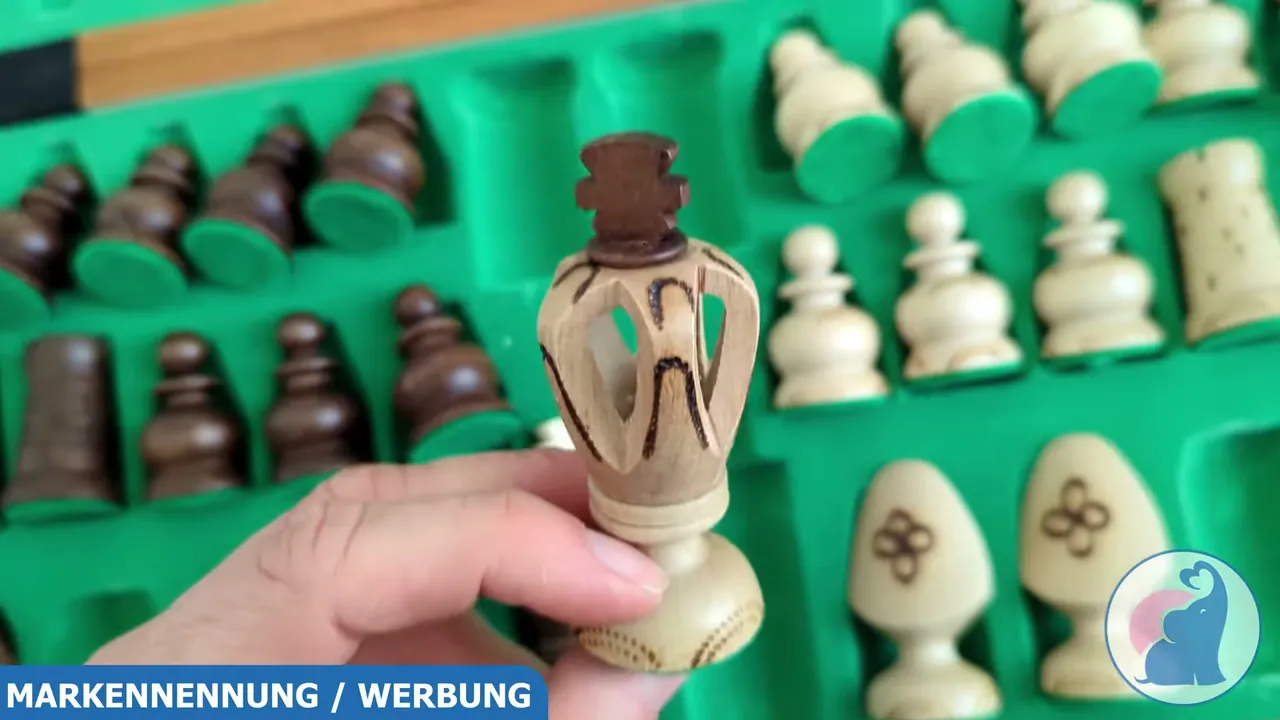 Aus meiner Sicht ist der handgeschnitzte König aus Ahornholz ein kleines Kunstwerk