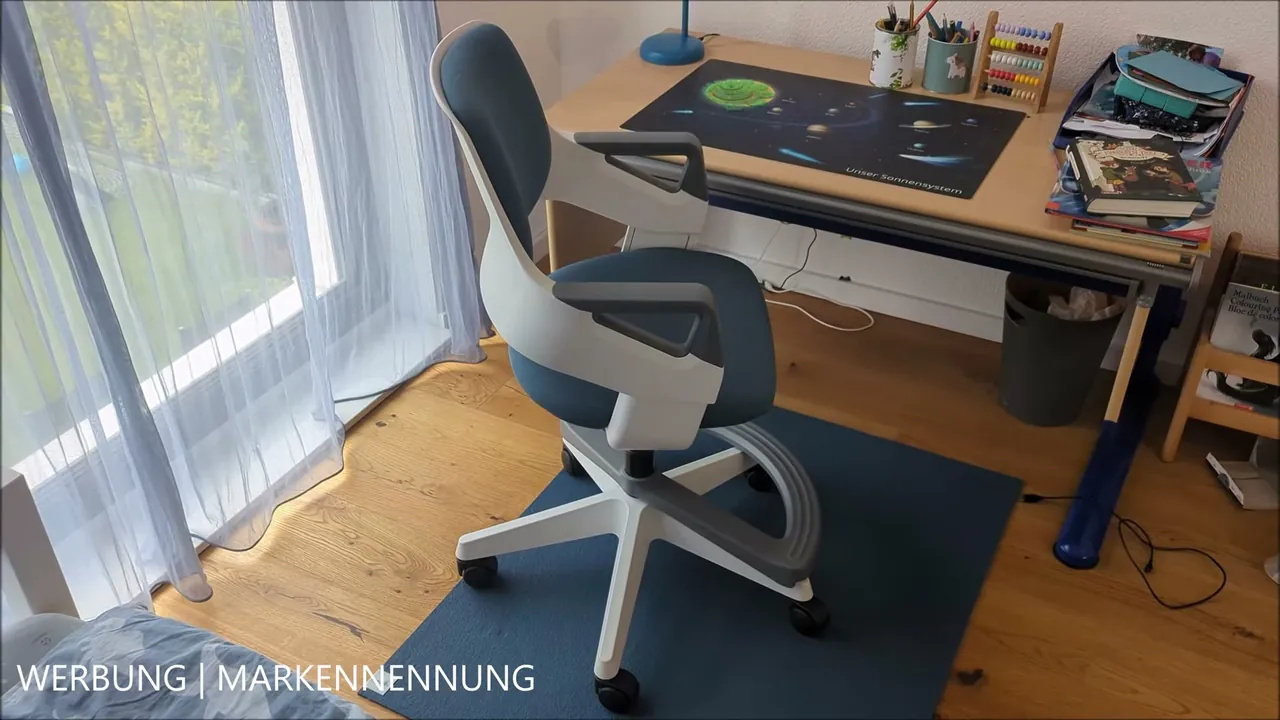 Meiner Meinung nach fügt sich der mitwachsende Drehstuhl optisch und funktional perfekt am Kinderschreibtisch ein.
