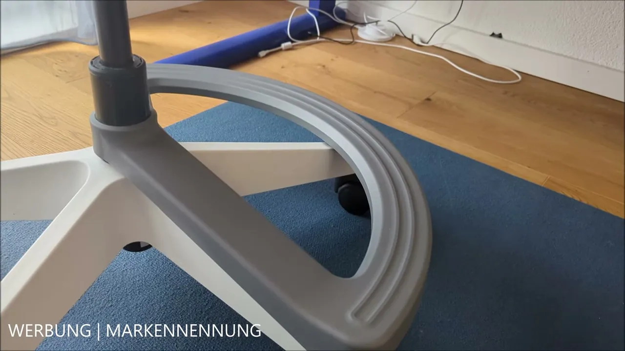 Ich finde die integrierte Fußablage genial, da auch kleinere Grundschulkinder so ergonomisch und bequem sitzen können.