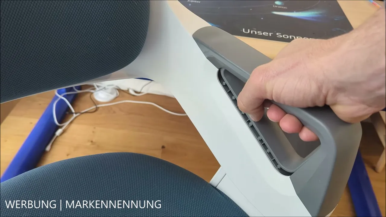 In meinem Test lässt sich die Rückenlehne über die praktischen Griffe an den Armlehnen kinderleicht entriegeln.