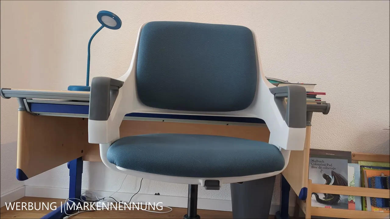 Aus meiner Sicht bieten die ergonomischen Polster und die weiße Rahmenkonstruktion hervorragenden Sitzkomfort.