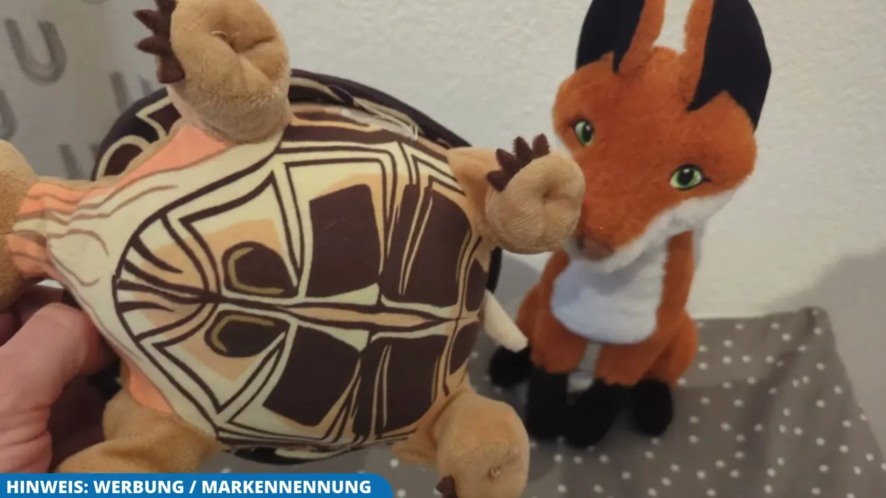 Auch die Unterseite der Schildkröte ist mit weichen Stoffkrallen und aufgedruckten Panzermustern detailreich verarbeitet.