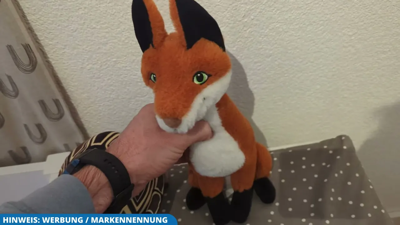 Der sitzende Plüschfuchs Rabbat besitzt kuschelig weiches Fell und sauber gearbeitete Gesichtsmerkmale ohne lose Fäden.