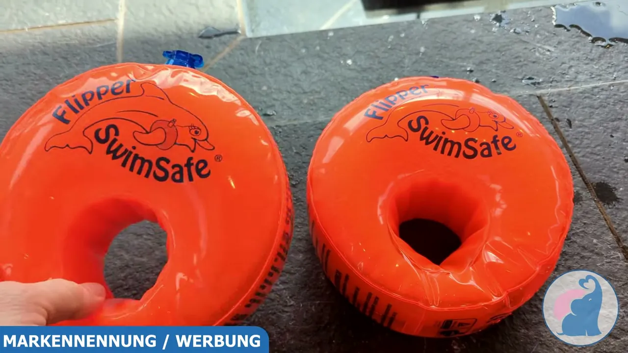 Ich finde die Flipper SwimSafe Schwimmflügel in Signalorange im Wasser gut sichtbar