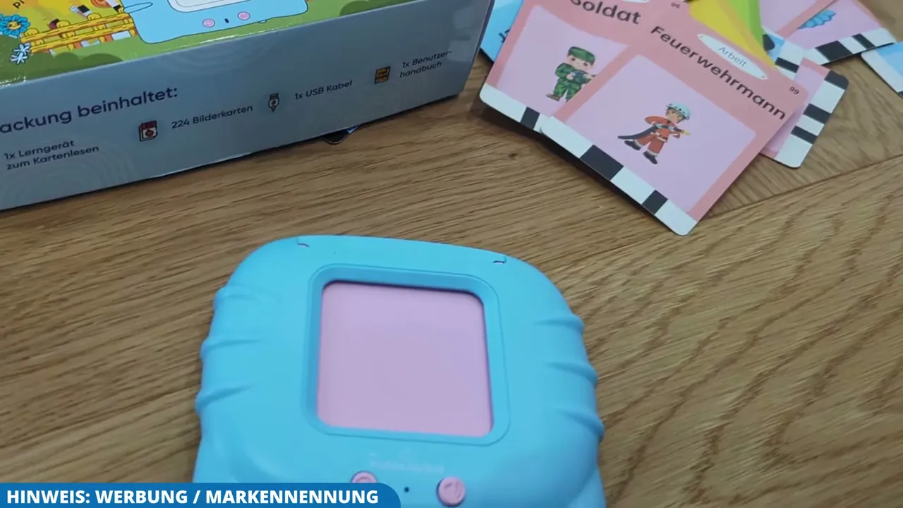 Das Lernset umfasst ein kompaktes Lesegerät sowie beidseitig bedruckte Karten zu verschiedenen Alltagsthemen wie Berufen.