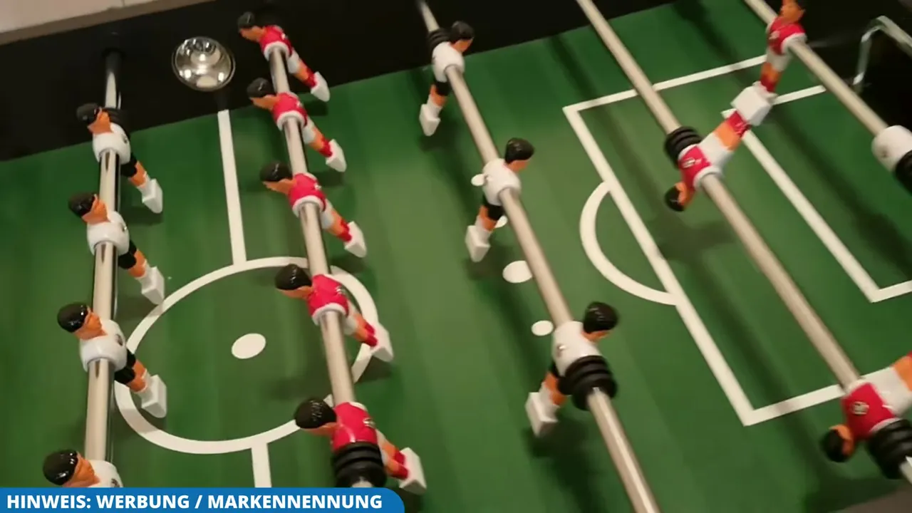 In meinem Test sorgen die leichten Hohlstangen für ein spürbar schnelleres Spiel, ohne dass die Handgelenke ermüden.
