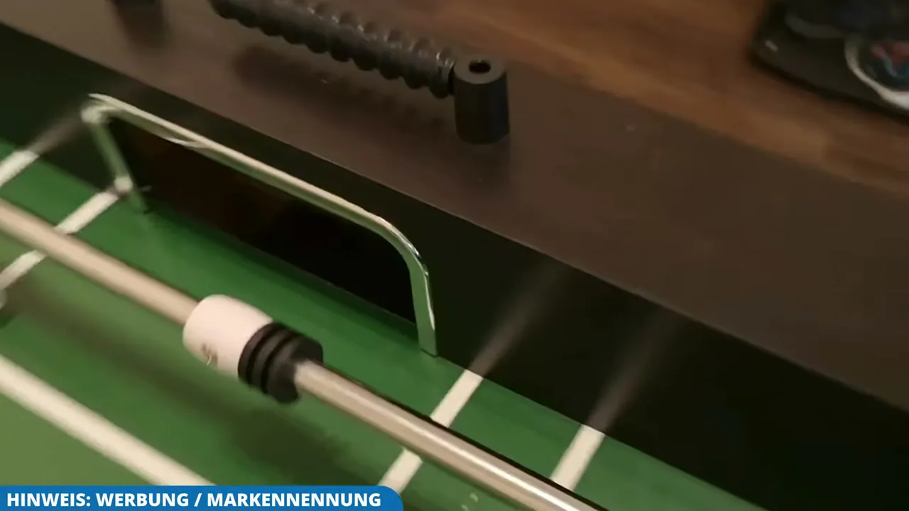 Meiner Meinung nach sind die praktischen Ballausgaben an beiden Seiten ein absolut durchdachtes Detail für flüssige Matches.