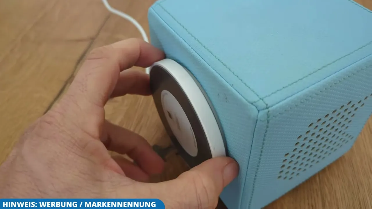 Meiner Meinung nach ist die Ladevertiefung an der Unterseite so simpel gestaltet, dass selbst Kinder die Box aufladen können.