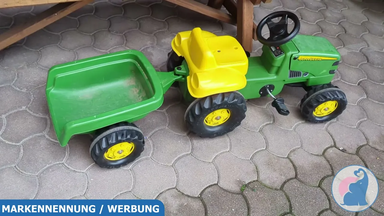 Ich finde, das Gespann aus John Deere Trettraktor und Anhänger macht optisch sowie qualitativ einen hervorragenden Eindruck.