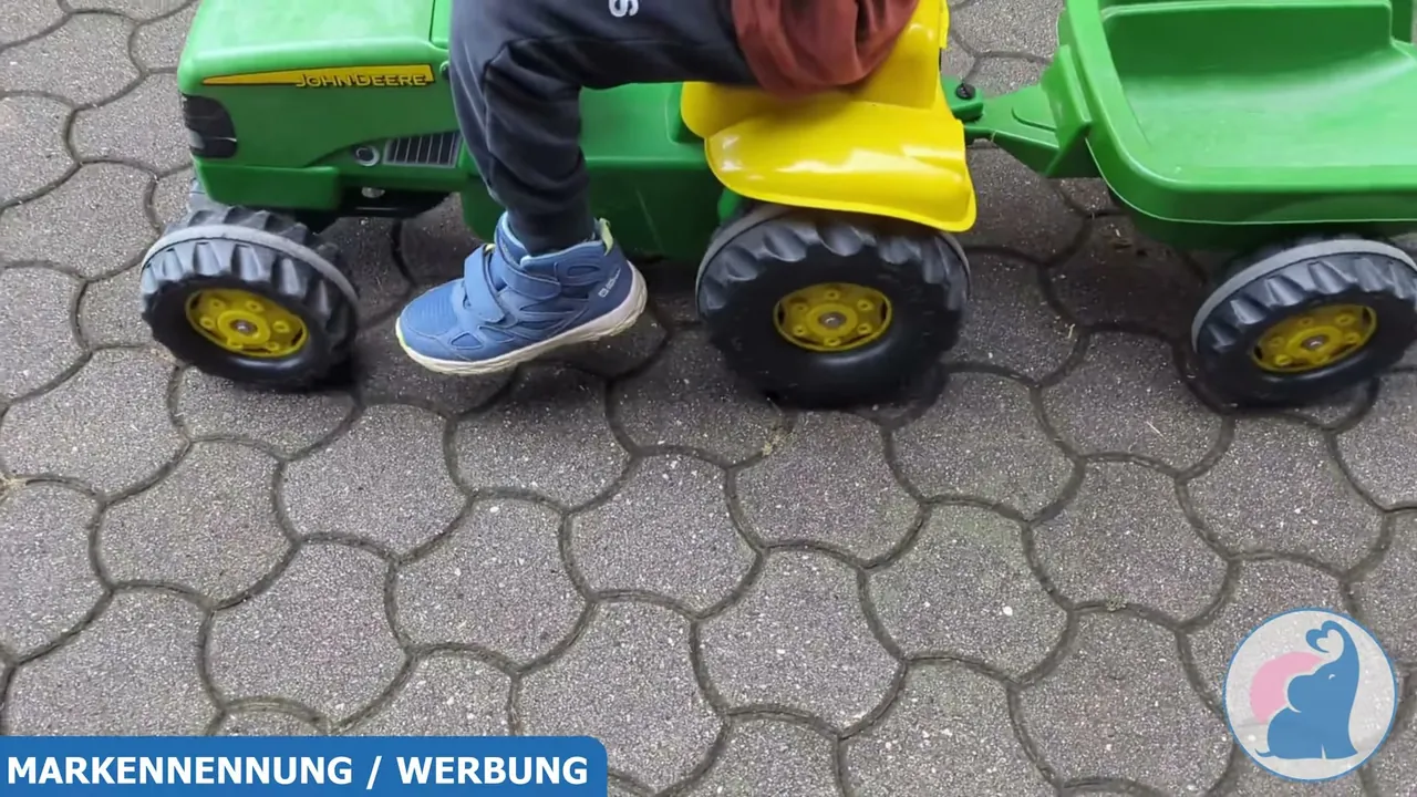 In meinem Test zeigt sich, dass selbst etwas ältere Kinder noch problemlos ihre Runden mit dem Traktor drehen können.