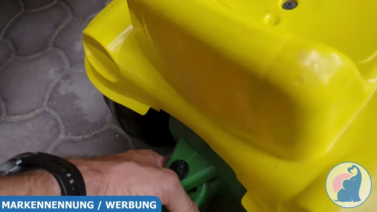 Meiner Meinung nach ist der Verbindungsbolzen genial, da der Hänger selbst auf holprigem Boden absolut sicher am Traktor hält.