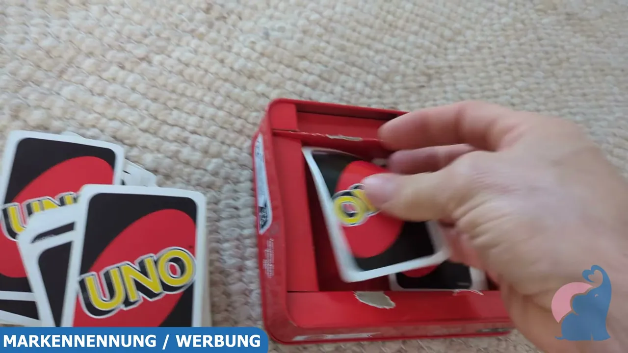 Ich finde es praktisch, dass alle UNO Karten sicher in der Metalldose verstaut sind