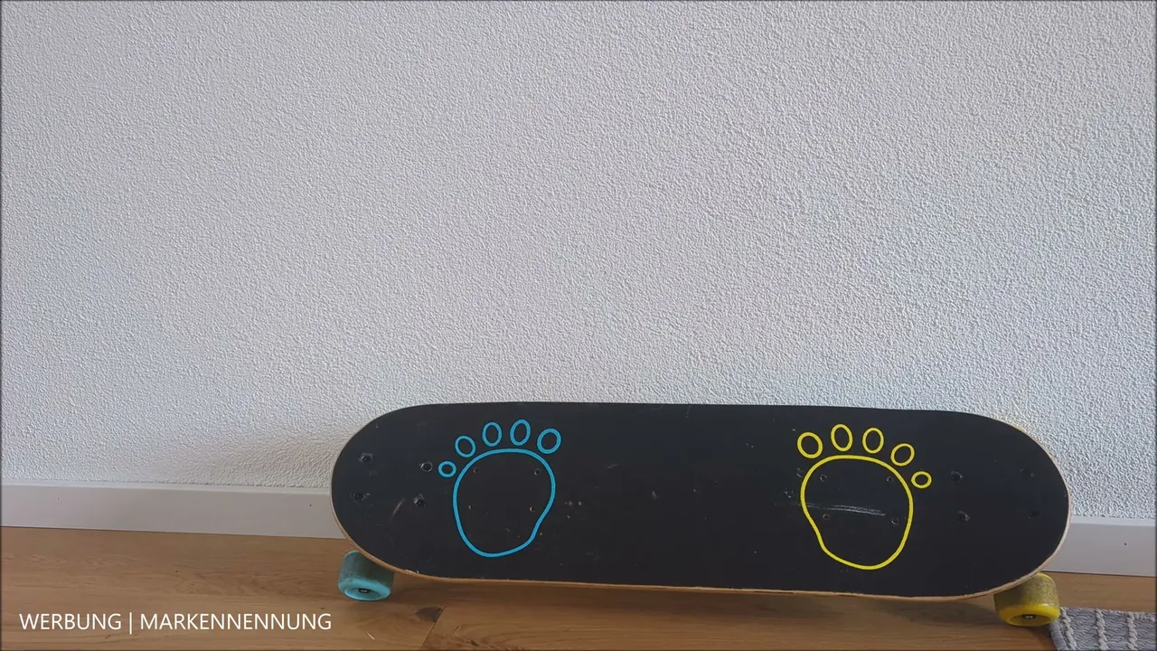 Aufgedruckte Fußumrisse auf dem Griptape erleichtern Kindern die richtige Fußstellung beim ersten Fahren.