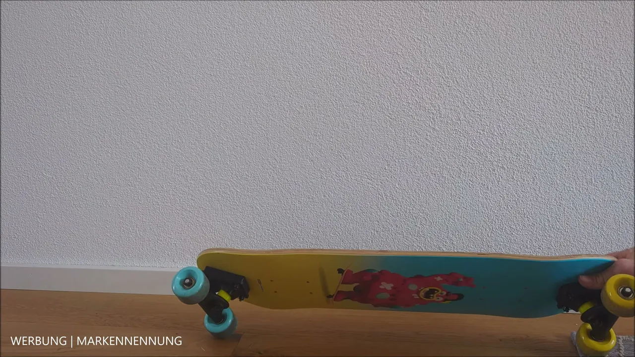 Durch die tiefe Bauform des Boards können Kinder den Fuß beim Antreten besonders leicht auf den Boden setzen.