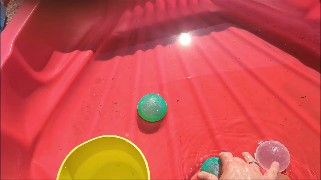 In meinem Test funktionierte das Befüllen unter Wasser kinderleicht, da sich die Bälle fast wie von selbst verschließen.